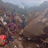 Des personnes fouillent les débris sur le site d’un glissement de terrain, dans la province d’Enga, en Papouasie-Nouvelle-Guinée, le 26 mai. Photo : VNA