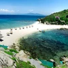 La plage de Nha Trang est dotée d'une eau bleue cristalline et d'un sable blanc. Photo : VNA