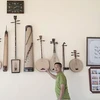 Des instruments de musique folklorique fabriqués par le regretté artisan émérite Dao Van Soan sont exposés à la maison communale du village. Photo : nhipsonghanoi.hanoimoi.vn