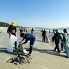 Les élèves sur l’île de Cô Tô participent à la collecte des déchets et au nettoyage de la plage. Photo : VNA