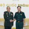 Le chef d’état-major général de l’Armée populaire du Vietnam et vice-ministre de la Défense Nguyên Tân Cuong (à droite) et le commandant en chef adjoint des Forces armées royales cambodgiennes et commandant de l’Armée royale cambodgienne, Mao Sophan. Photo : VNA