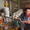 L’artisan Nguyên Van Phi partage que pour créer une bonne marionnette sur l’eau, la condition préalable est que l’artisan doit avoir une véritable passion. Photo : VNA
