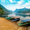Entouré d’une chaîne de montagnes karstiques et d’une verdure luxuriante, le lac de Ba Bê ressemble à une perle verte au milieu de la jungle. Photo: dulichhobabe.com