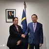 L’ambassadeur du Vietnam en Australie, Pham Hung Tâm (à droite) et la haute-commissaire de Nauru en Australie, Camilla Solomon. Photo : VNA