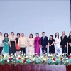 La vice-présidente du Comité populaire de Hô Chi Minh-Ville, Trân Thi Diêu Thuy (8e à partir de la droite), l’ambassadeur des Philippines Meynardo Montealegre (8e à partir de la gauche), la consule générale honoraire Lê Thi Phung (au centre) et d’autres délégués présents à l’événement. Photo : VNA