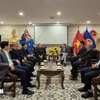 L’ambassadeur du Vietnam en Australie Pham Hung Tâm reçoit la délégation du Comité central du Front de la Patrie du Vietnam. Photo: VNA