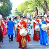 Défilé d'áo dài dans le cadre du Carnaval d'automne de Hanoi 2023. Photo : VOV 