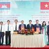 Signature du protocole d’accord de coopération entre la province vietnamienne de Tây Ninh et la province cambodgienne de Svay Rieng. Photo : VNA