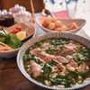 Pour les Vietnamiens, un bol de phở permet de reconnaître un compatriote. Pour les étrangers, un bol de phở permet de découvrir la cuisine vietnamienne. Photo: NDEL