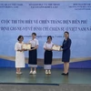 Remise des prix aux élèves gagnants du concours de connaissances sur la victoire de Diên Biên Phu et l’Accord de Genève. Photo : VNA