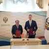 Le ministre vietnamien de la Culture, des Sports et du Tourisme, Nguyên Van Hung (à gauche) et le ministre russe des Sports Mikhaïl Vladimirovitch Degtyarev montrent le protocole d’accord signé le 4 juillet à Moscou. Photo : VNA