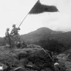 Dans l'après-midi du 7 mai 1954, le drapeau "Déterminé à se battre, déterminé à gagner" flotte sur le toit du QG De Castrie. Photo: archives