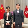 La consule générale du Vietnam à Hong Kong et Macao Lê Duc Hanh (à gauche) et directeur général de la Région administrative spéciale de Hong Kong (Chine) John Lee. Photo : VNA