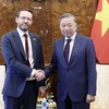 Le président Tô Lâm (à droite) serre la main de l’ambassadeur du Royaume-Uni au Vietnam, Iain Frew, à Hanoi, le 17 juillet. Photo: VNA