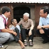 Le secrétaire général Nguyên Phu Trong (2e à partir de la droite) rend visite à la famille de l’invalide de guerre Dinh Phi, une famille bénéficiaire bénéficiaires de politiques sociales, dans le village de Tung Ke 2, commune d’Ayun, district de Chu Sê, province de Gia Lai, le 12 avril 2017. Photo : VNA