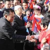 Le secrétaire général du Parti Nguyen Phu Trong et le secrétaire général du Parti et président du Laos Bounnhang Vorachith rencontrent des habitants , à Hanoi, le 22 juillet 2024. Photo : VNA