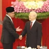 Le secrétaire général Nguyên Phu Trong (à droite) recevant le Premier ministre Anwar Ibrahim, à Hanoi, en juillet 2023. Photo : VNA