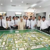 Le secrétaire général Nguyen Phu Trong visite le parc industriel Vietnam-Singapour I (VSIP I) dans la province de Binh Duong, le 13 avril 2013. Photo : VNA