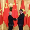 Le secrétaire général et président chinois, Xi Jinping (droite), accueille le secrétaire général Nguyên Phu Trong, en Chine, le 31 octobre 2022. Photo : VNA