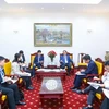 Lors de la rencontre entre le vice-ministre du Travail, des Invalides et des Affaires sociales Nguyen Ba Hoan et le représentant en chef adjoint de l'Agence japonaise de coopération internationale (JICA) au Vietnam Kubo Yoshitomo. (Photo : VNA)
