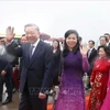 Le secrétaire général et président Tô Lâm, et son épouse à leur descente à l’aéroport international de Baiyun dans la ville de Guangzhou, province chinoise du Guangdong. Photo : VNA)