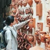 Une touriste visitant le village de potterie de Bat Tràng, à Hanoi. Photo: baoangiang.com.vn