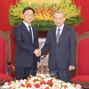 Le secrétaire général et président Tô Lâm (à droite) recevant le membre du Comité central du Parti communiste chinois et secrétaire du Comité du Parti communiste chinois de la région autonome Zhuang du Guangxi, Liu Ning. Photo : VNA