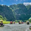 Touristes visitant le site de Tam Côc dans la province de Ninh Binh. Photo : NDEL