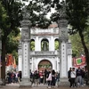 Touristes visitant le Temple de la Littérature à Hanoi. Photo: VNA