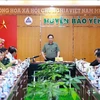 Le Premier ministre Pham Minh Chinh travaille avec les responsables de Lào Cai et des ministères et secteurs concernés sur le règlement des conséquences du typhon Yagi. Photo: VNA