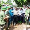 Le Premier ministre Pham Minh Chinh inspecte le règlement des conséquences des pluies torrentielles et des inondations dans la ville de Yen Bai, province de Yen Bai, le 12 septembre. (Photo : VNA)