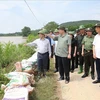 Le secrétaire général et président Tô Lâm inspecte certains points critiques de la digue de la rivière Lô, dans la commune de Truong Sinh, district de Son Duong, province de Tuyên Quang. Photo : VNA