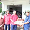 La Croix-Rouge de la province de Ha Nam a remis près de 2.000 paquets cadeaux au Comité populaire de la commune de Kiên Khê, district de Thanh Liêm, province de Hà Nam pour venir en aide aux habitants locaux touchés par les inondations. Photo : VNA