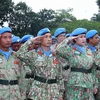 L’unité de génie militaire n°3 et l’hôpital de campagne de niveau 2 n°6 rendent hommage au mémorial aux héros morts pour la Patrie. Photo : VNA