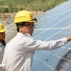 Installation d’un système d’énergie solaire sur le toit. Photo : VietnamPlus