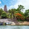 La pagode de Thiên Mu ou pagode de la Dame Céleste, la plus célèbre et ancienne de Huê, au bord de la rivière des Parfums. Photo : britannica.com