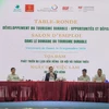 La table ronde "Développement du tourisme durable : opportunités et défis", à Hanoi, le 21 septembre. Photo: CVN