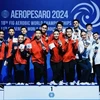 L'équipe vietnamienne (à gauche), les équipes chinoise et italienne sur le podium de l'épreuve du groupe de cinq des Championnats du monde de gymnastique aérobic de la FIG. Photo : FIG 