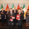 Le secrétaire général et président vietnamien Tô Lâm supervise la signature des documents de coopération, à Dublin, le 3 octobre. Photo: VNA