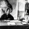 Au nom du Comité central du Parti et du gouvernement, le président Hô Chi Minh charge le général Vo Nguyên Giap d’étudier le plan de bataille et d’ouvrir la campagne de Diên Biên Phu. Photo d’archive de la VNA