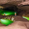 Le lac récemment découvert dans la grotte de Thung. Photo : znews.vn