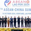 Les dirigeant des pays membres de l’ASEAN et de la Chine posent lors du 27 Sommet ASEAN-Chine, à Vientiane, au Laos, le 10 octobre. Photo: VNA