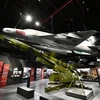 L'exposition comprend l'avion MiG-21, numéroté 5121, ainsi que le système de lancement et le boîtier de missile du SA-75 DVINA (SAM-2). Photo: Vietnamnet