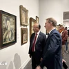 L'ambassadeur du Vietnam en France, Dinh Toàn Thang (en cravate rouge) et des visiteurs à l'exposition "Lê Phô, Mai Thu, Vu Cao Dam, Pionniers de l'art moderne vietnamien en France", tenue du 11 octobre 2024 au 9 mars 2025. Photo: VNA