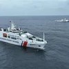 Le navire CSB 8001, de la région 3 de la Garde-côte du Vietnam, et le navire KN.Pulau Dana-323 de la Garde-côte d’Indonésie engagés dans l’ entraînement conjoint. Photo: VNA