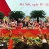 Les délégués votent pour approuver la liste des 374 membres du Comité central du Front de la Patrie du Vietnam, mandat 2019-2024, à Hanoi, en septembre 2019. Photo: VNA