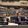 Le vice-président de la Commission des relations extérieures de l’Assemblée nationale du Vietnam, Nguyên Manh Tiên (à gauche) et les membres de la délégation vietnamienne à l’UIP-49. Photo : VNA