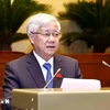 Le président du Comité central du Front de la Patrie du Vietnam, Dô Van Chiên, présente un rapport devant l’Assemblée nationale. Photo : VNA