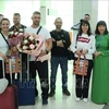 Les touristes tchèques accueillis à leur arrivée à Phu Quôc. Photo: VNA