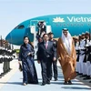 Le Premier ministre Pham Minh Chinh et son épouse à leur descente d’avion à l’aéroport international Zayed d’Abu Dhabi. Photo: VNA